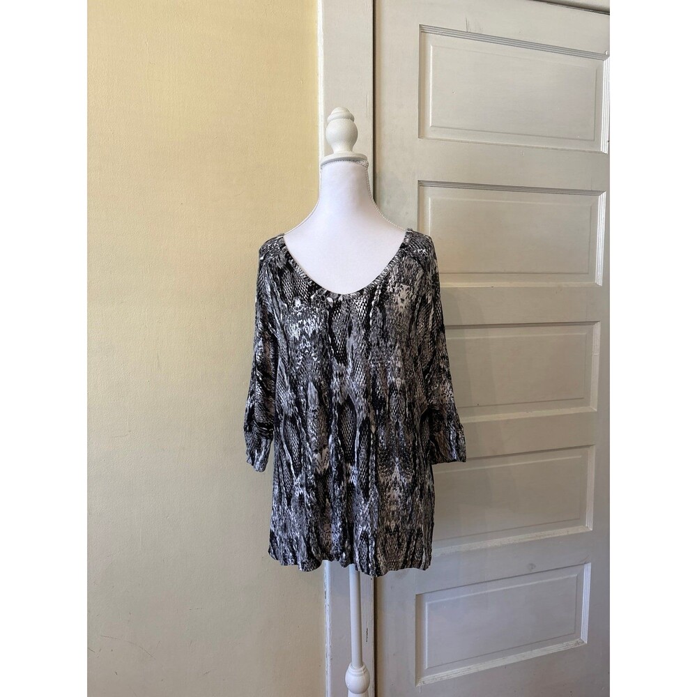 Black white scoop neck boxy tee top tunic snakeskin animal print vintage classic